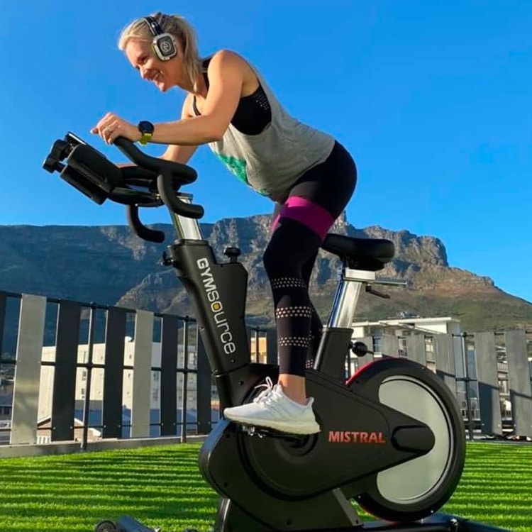 Ciclismo indoor silent con auriculares inalámbricos