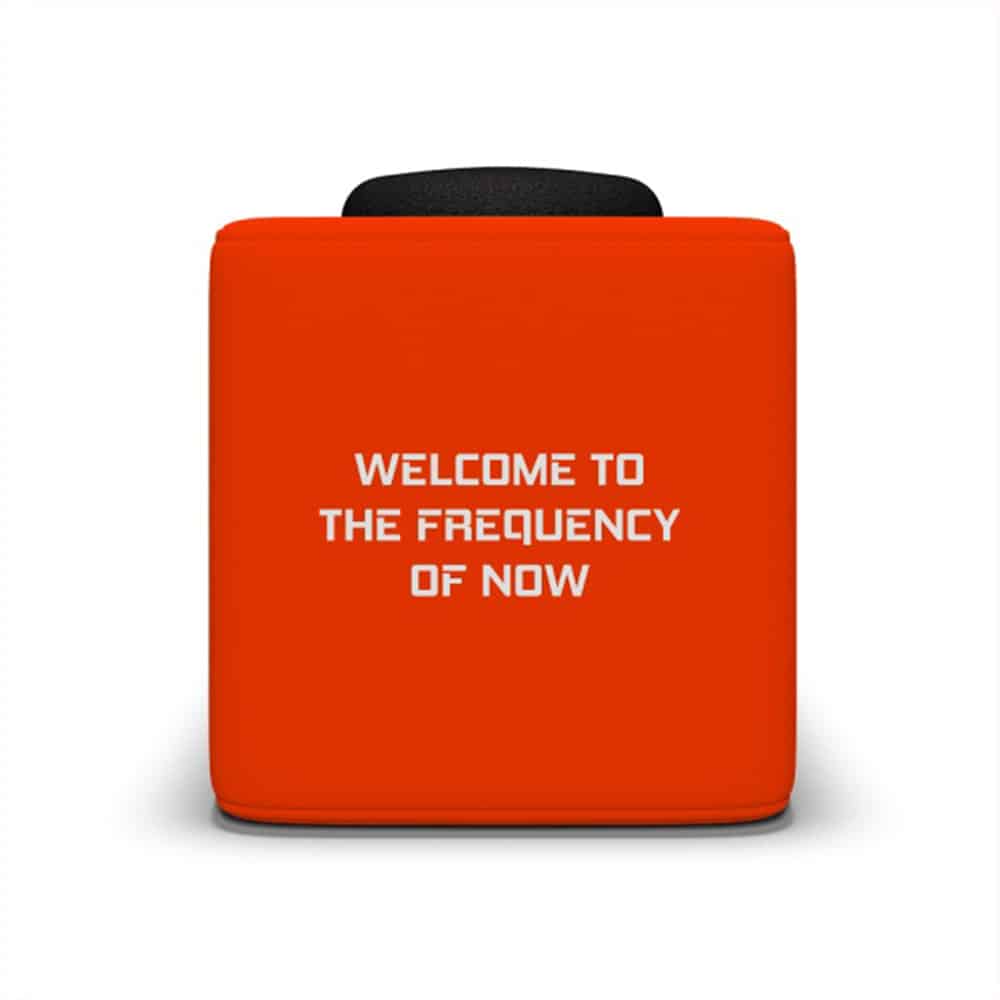 Catchbox naranja con el texto Welcome to the frequency of now