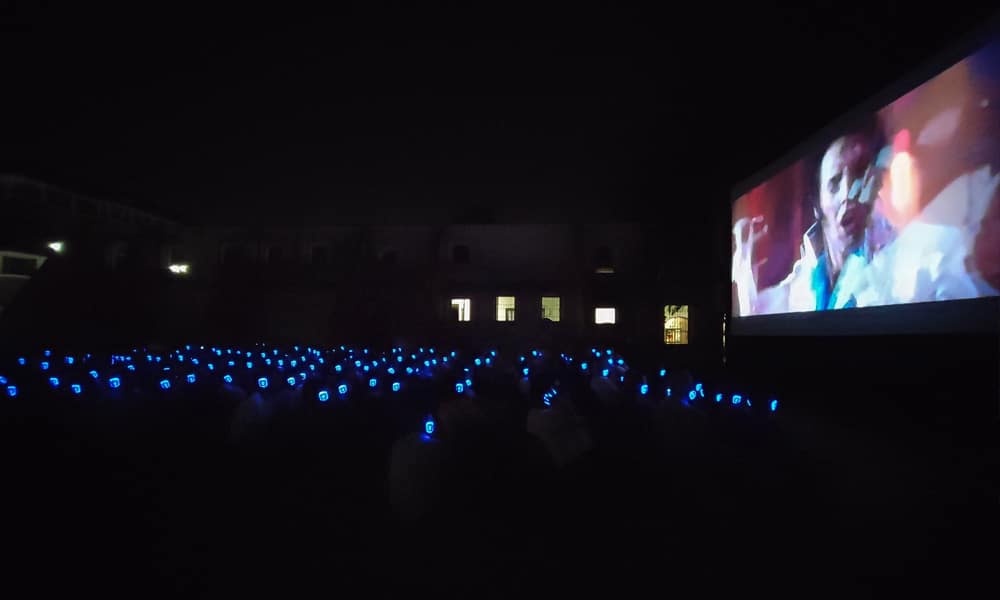 cine-openair-auriculares Cine al aire libre con el público usando auriculares inalámbricos Silentsystem