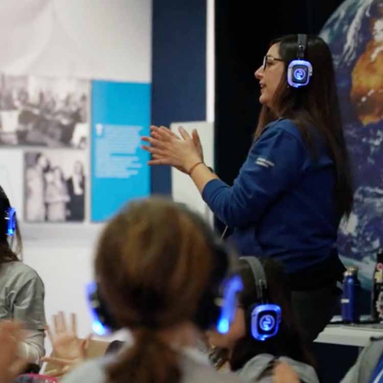 Taller educativo con auriculares inalámbricos Silentsystem