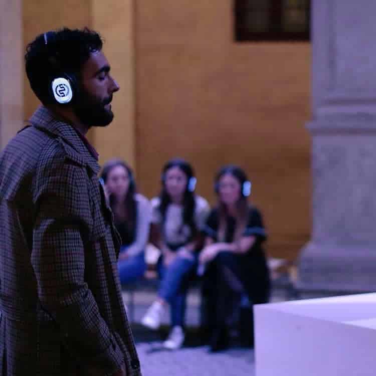 Marco Mengoni con auriculares inalámbricos Silentsystem