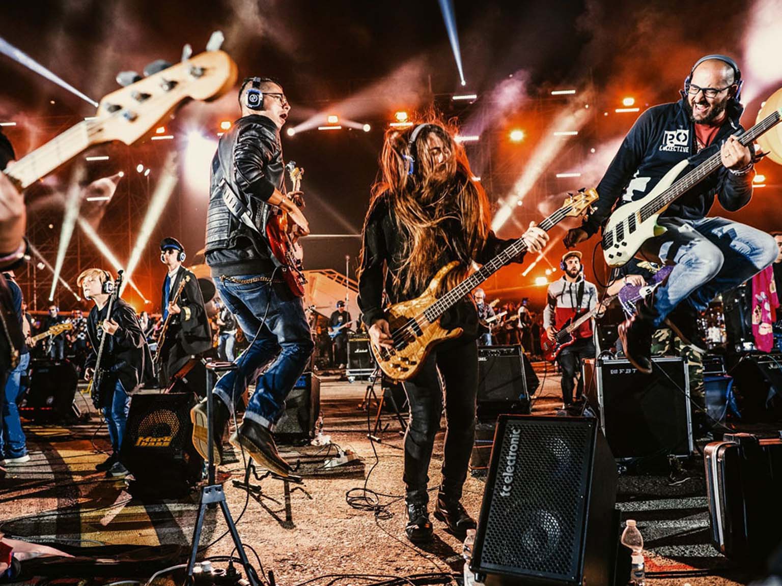 Músicos de Rockin'1000 tocando juntos con auriculares inalámbricos
